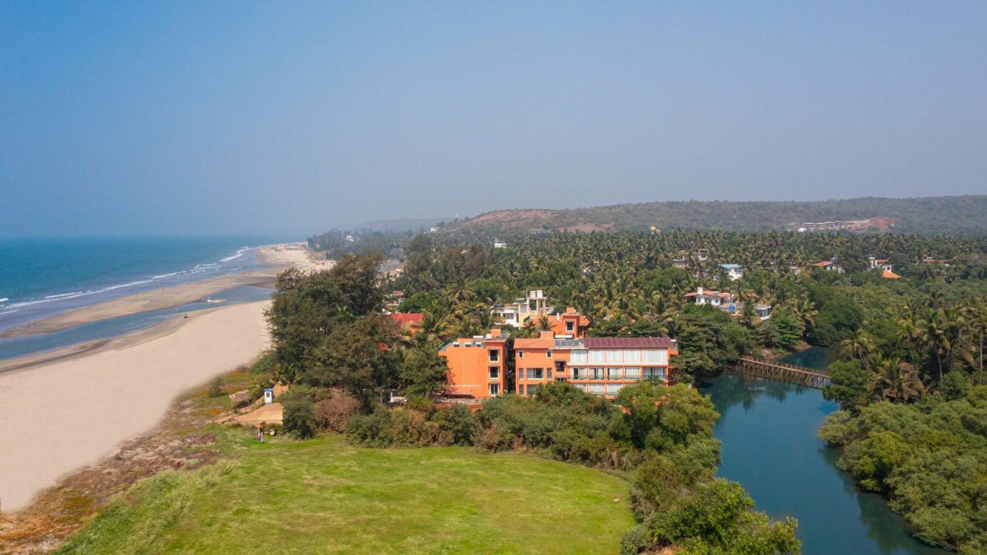 Mandrem Beach Resort, A Member Of Radisson Individuals Retreat ภายนอก รูปภาพ
