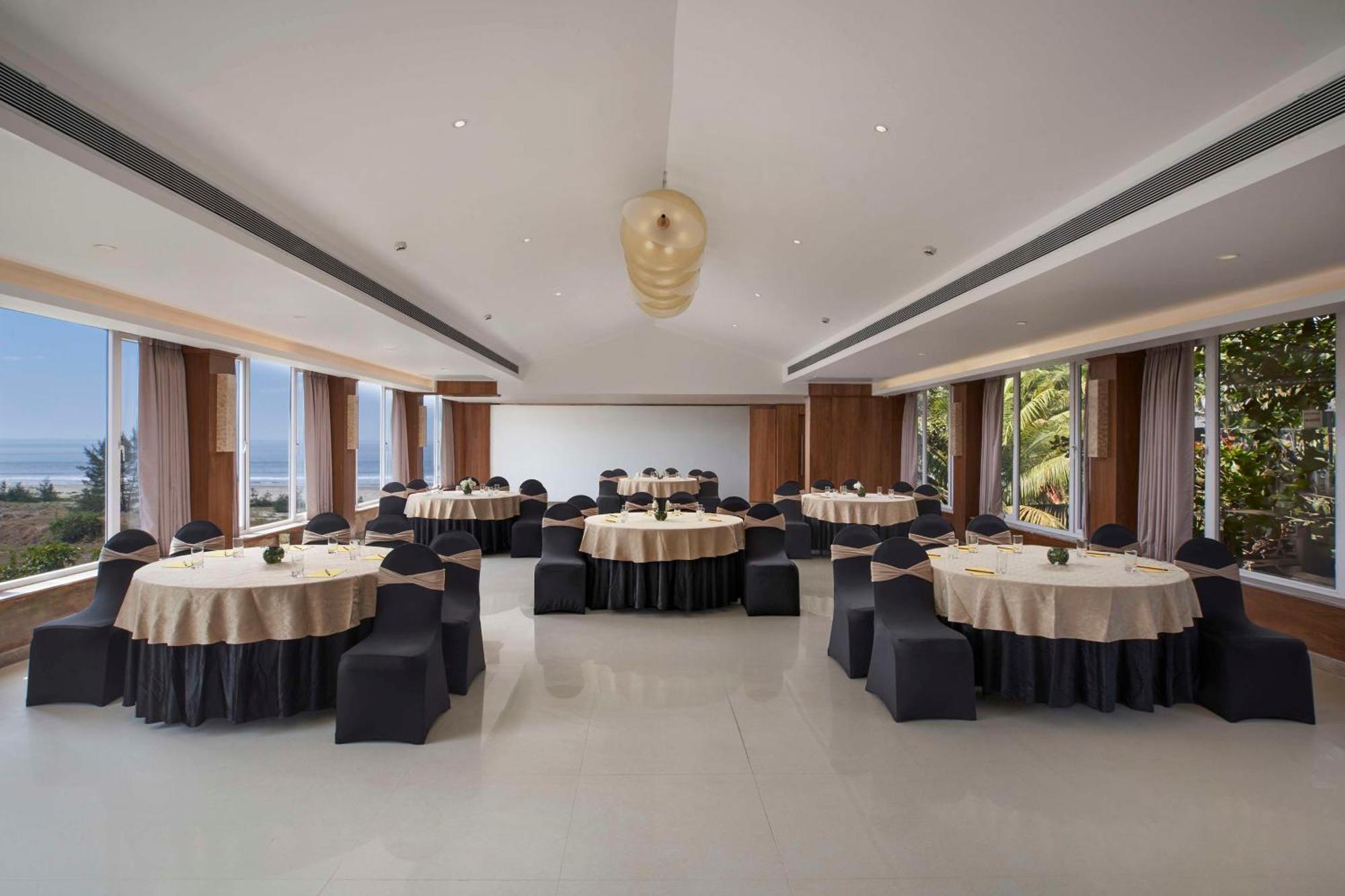 Mandrem Beach Resort, A Member Of Radisson Individuals Retreat ภายนอก รูปภาพ