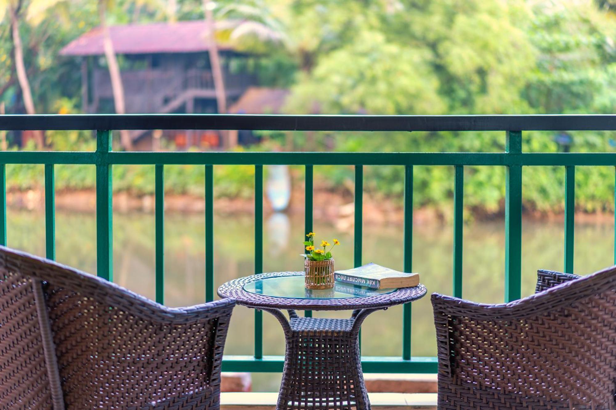 Mandrem Beach Resort, A Member Of Radisson Individuals Retreat ภายนอก รูปภาพ