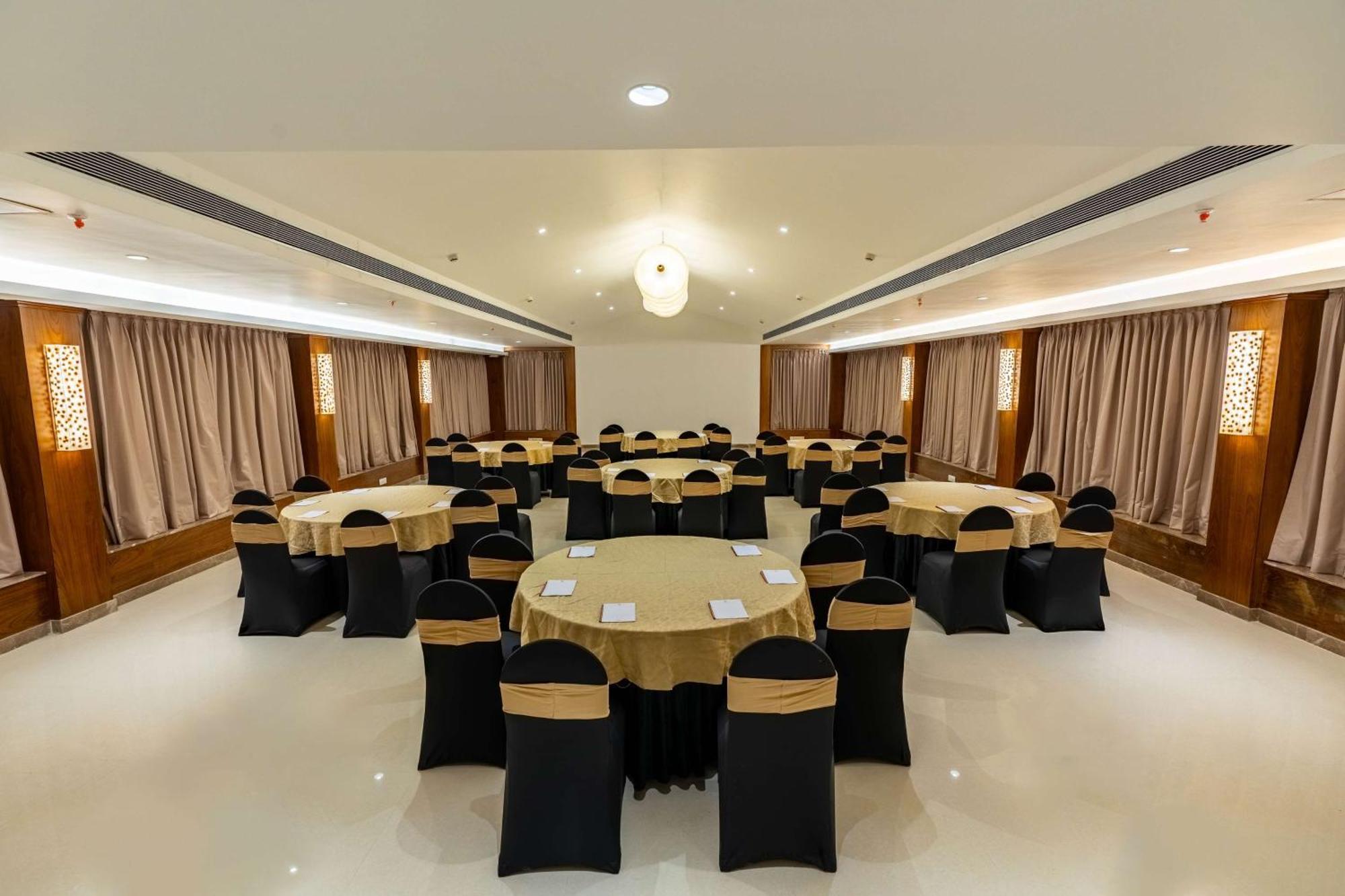 Mandrem Beach Resort, A Member Of Radisson Individuals Retreat ภายนอก รูปภาพ