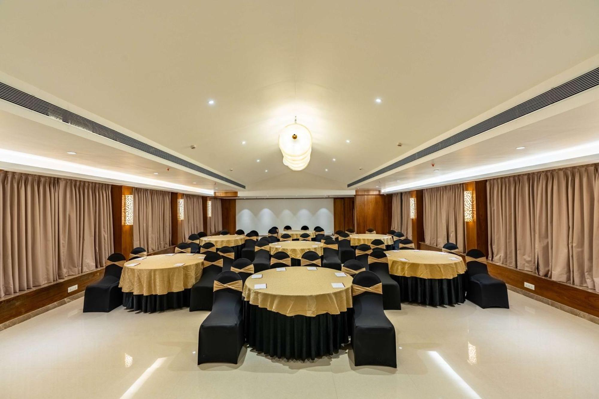 Mandrem Beach Resort, A Member Of Radisson Individuals Retreat ภายนอก รูปภาพ